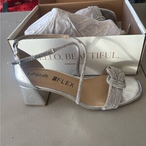 Beautiful shoes for any special occasion. Size 9 1/2!